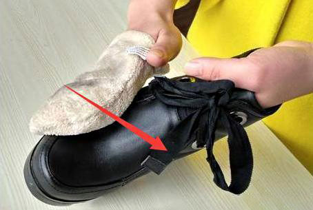 一次性擦皮鞋巾为什么越擦越伤